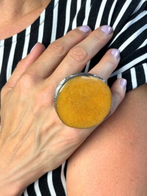 Duży pierścionek w kolorze miodowym - ręcznie robiona biżuteria Keskese